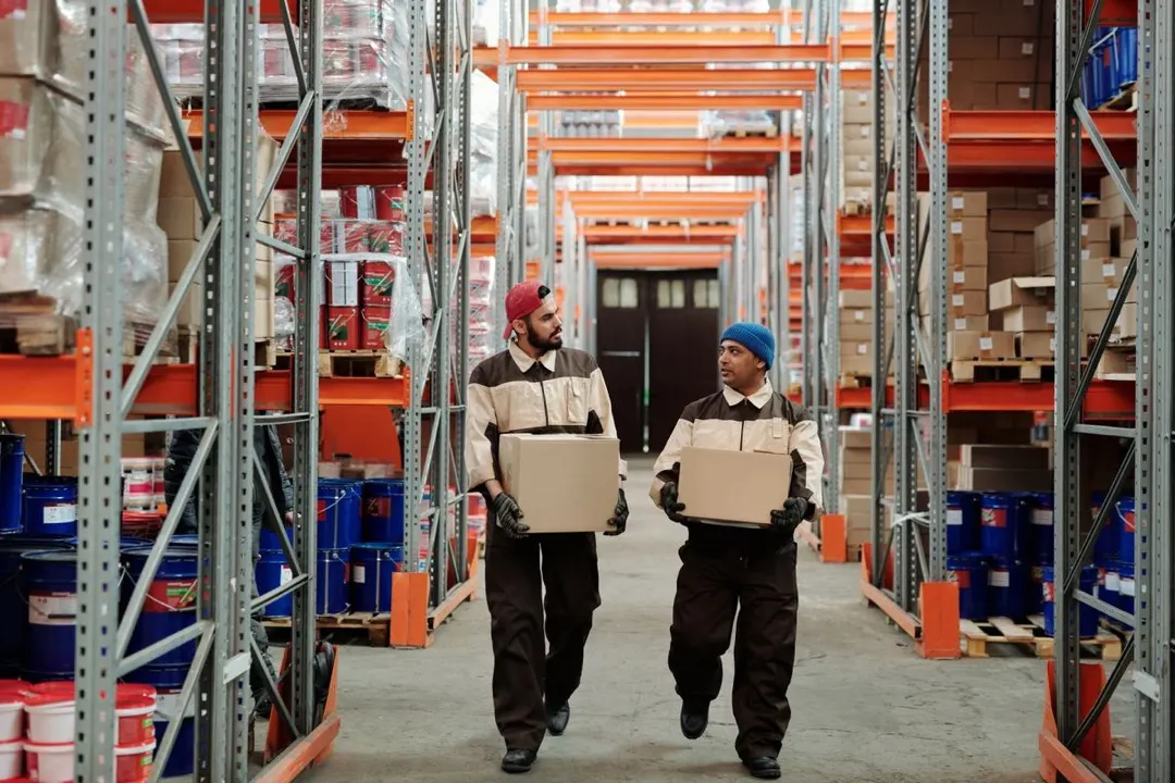 Bodega mayorista con estanterías llenas de cajas listas para despachar